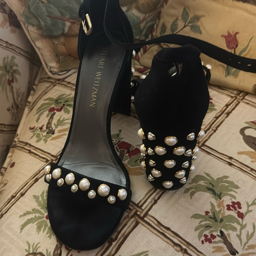 Fun good condition  Stuart Whitman shoes . decorated with pearls . comfortable.